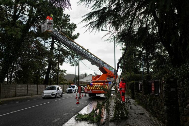 Vientos fuertes, oleaje y lluvias intensas marcarán un martes de tregua de precipitaciones antes de 'Ciarán'