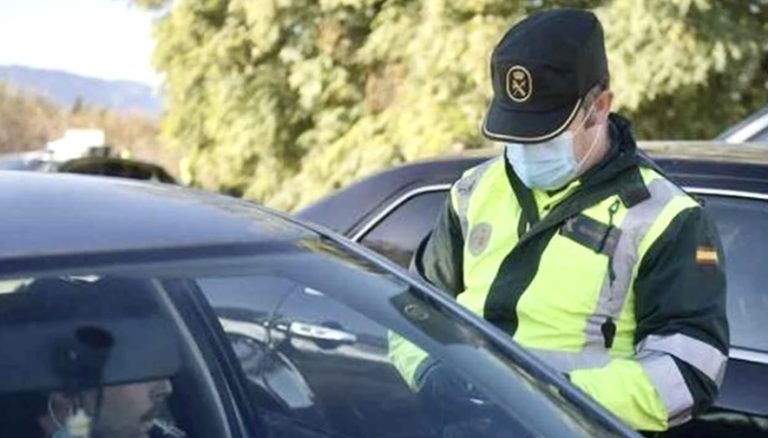 La DGT te sancionará si colocas así las bolsas de la compra