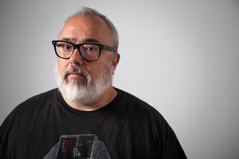 Descubre las razones por las que Alex de la Iglesia ha triunfado en el mundo del cine con su particular estilo