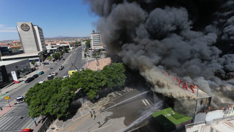 Un total de 36 dotaciones de Bombers trabajan en un incendio forestal en Cabacés