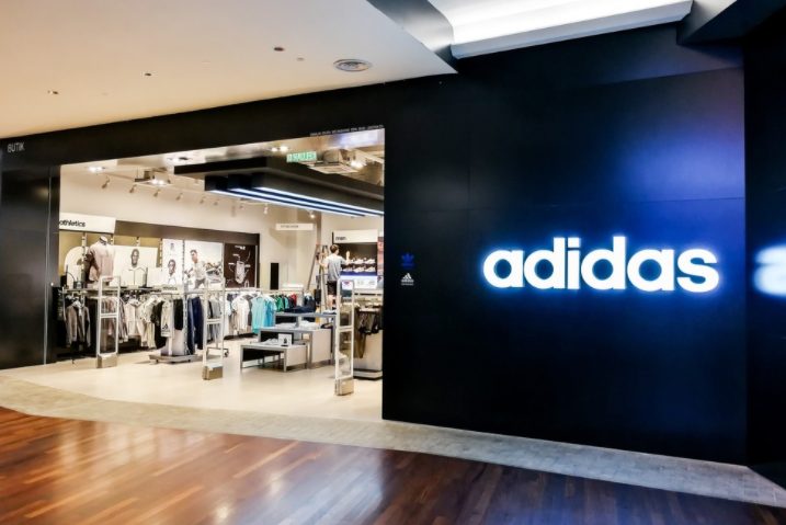 Adidas se adapta al otoño y lanza estas botas de agua para competir con las Hunter: a un precio mucho más bajo