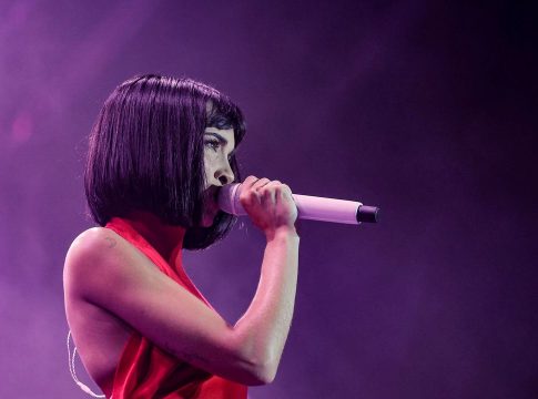 Aitana-sigue-los-pasos-de-Miley-Cyrus-y-crea-polemica-en-su-ultimo-concierto-9