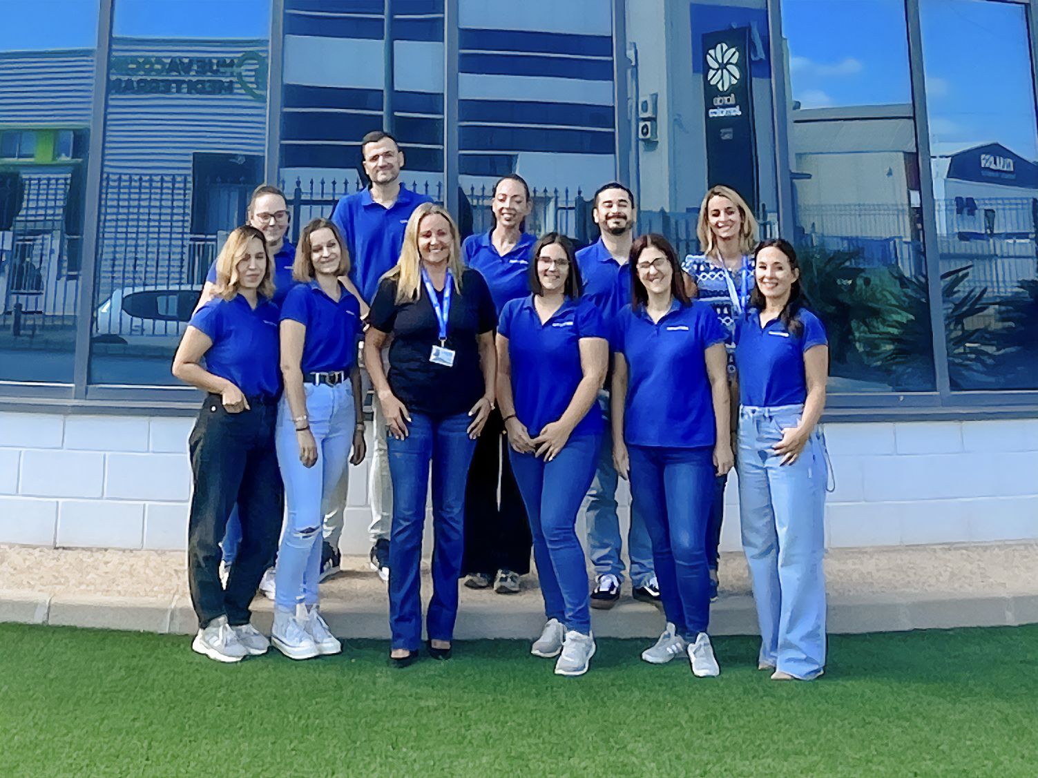 Algunos comerciales de Avanza Fibra junto con Ana Martn en una visita a sus oficinas centrales