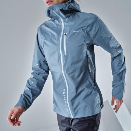 Decathlon lanza su mejor producto para combatir la lluvia: descubre este chubasquero y su innovadora técnica waterproo