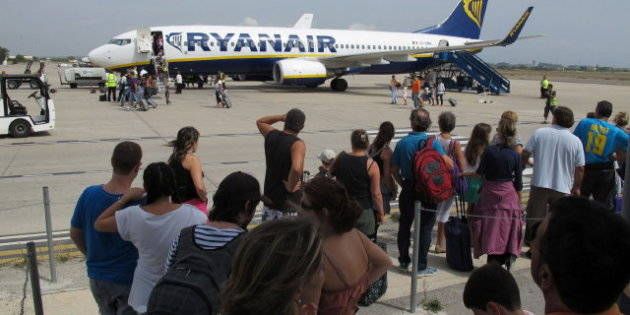¿Cuáles son las medidas establecidas por la aerolínea Ryanair para el equipaje de mano?