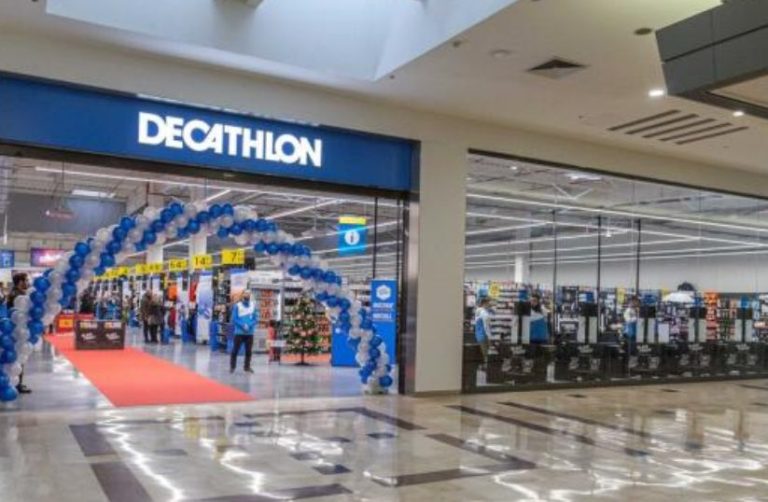 Decathlon lanza su mejor producto para combatir la lluvia: descubre este chubasquero y su innovadora técnica waterproof