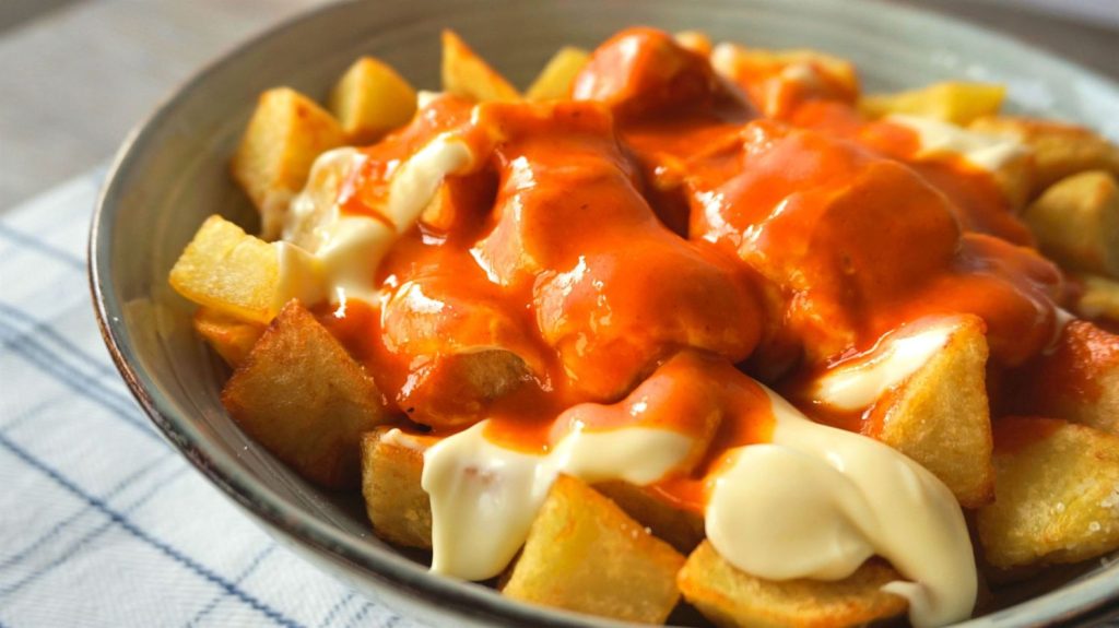 Patatas bravas servidas con salsa picante