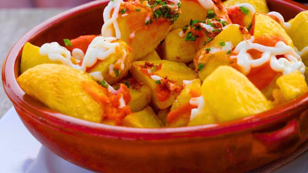 Ingredientes de las patatas bravas servidas con salsa picante para 4 porciones