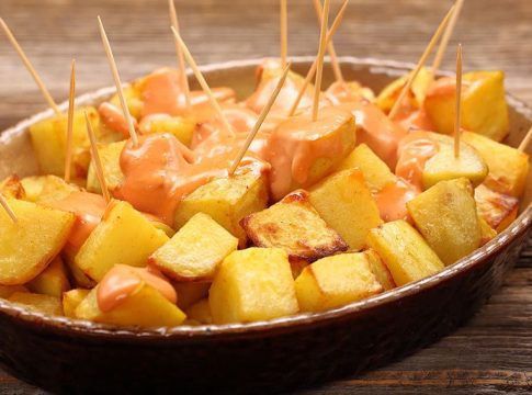 Chef Michelin desvela el truco para que las patatas bravas queden crujientes por fuera y tiernas por dentro: la técnica de la doble cocción Chef Michelin desvela el truco para que las patatas bravas queden crujientes por fuera y tiernas por dentro: la técnica de la doble cocción