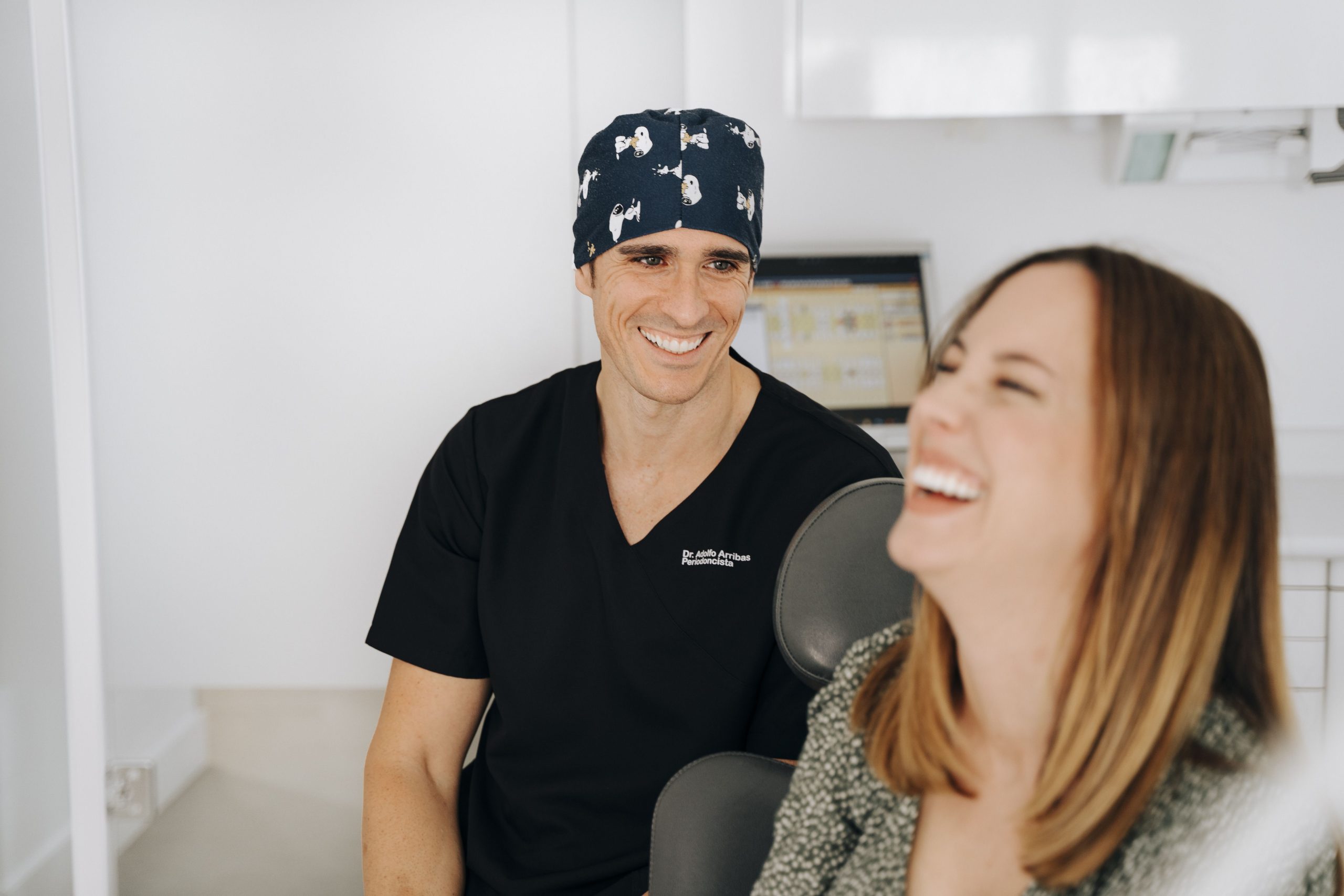 Sonreír es sinónimo de felicidad, atracción física y éxito social, según un estudio de Clínicas W 1 Dia Mundial de la Sonrisa Clinicas W scaled