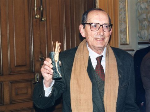 Miguel Delibes posa con su Espiga de Oro de Seminci.