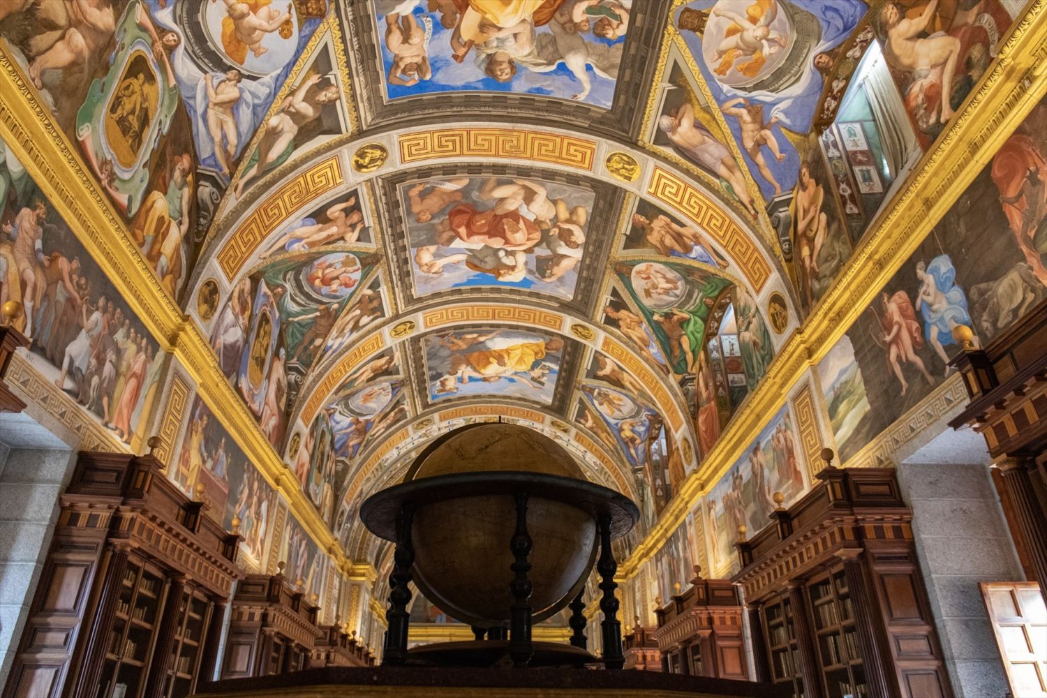 Vista general de la Real Biblioteca del Monasterio de San Lorenzo de El Escorial, donde está expuesta una muestra de 'Códices del Rey Sabio.
