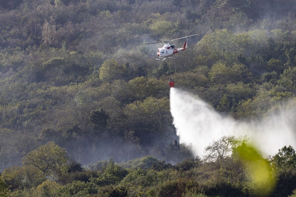 3 años y más de 30 millones de euros: El costo de la recuperación del incendio de Tenerife 1 EuropaPress 5488748 hidroavion trabaja extincion incendio octubre 2023 santa ursula tenerife