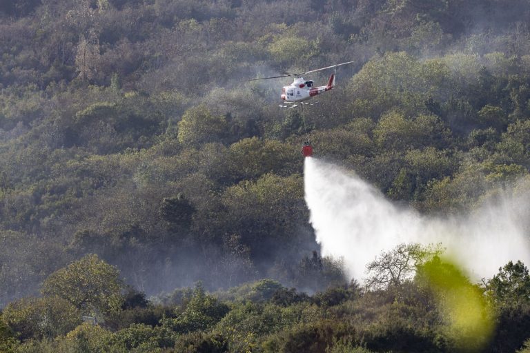 Los medios trabajan en la perimetración de Brañuelas y se mantienen 2 pueblos confinados