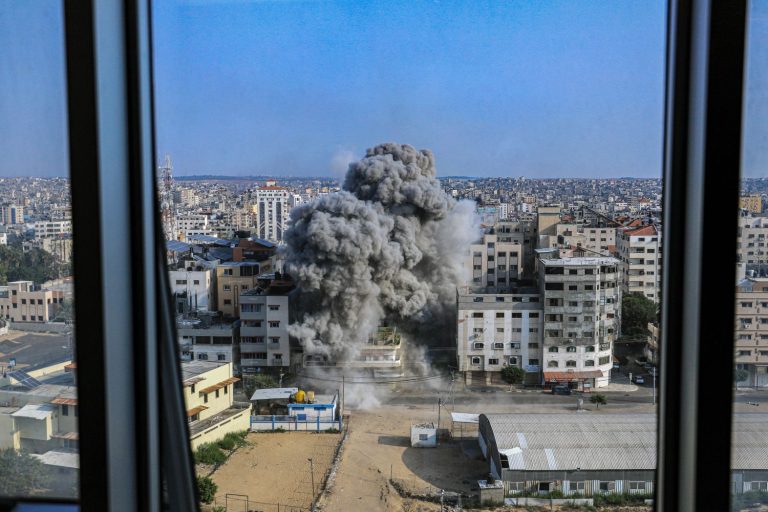 Cerca de 250 juristas de izquierda piden al Gobierno que se sume a la demanda de Sudáfrica contra Israel por genocidio