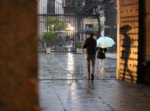 Lluvia a las puertas del Rectorado en la Fábrica de Tabacos, en la calle San Fernando, en Sevilla
