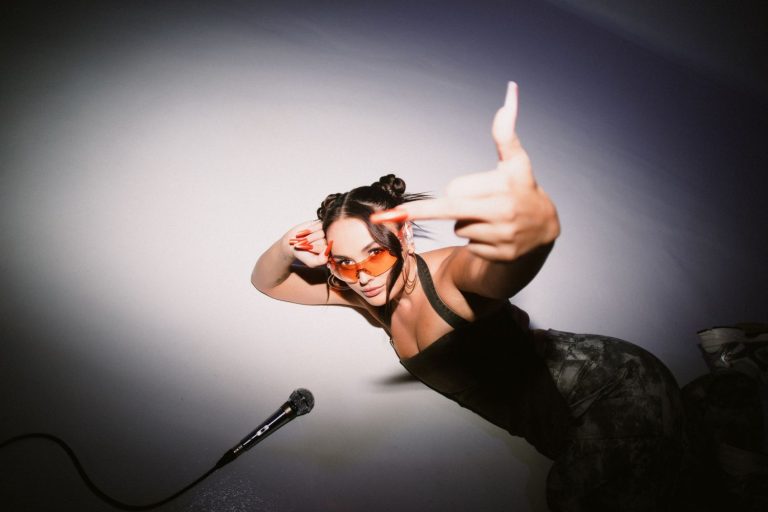 Sofía Martín: Del Benidorm Fest al caos pop de 'Paparazzi'