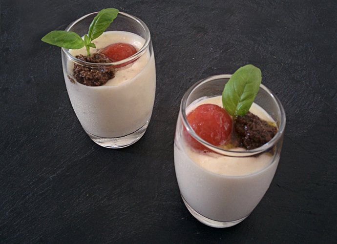 Vasitos de crema de queso manchego con tapenade y tomates en miniatura, fáciles y ricos
