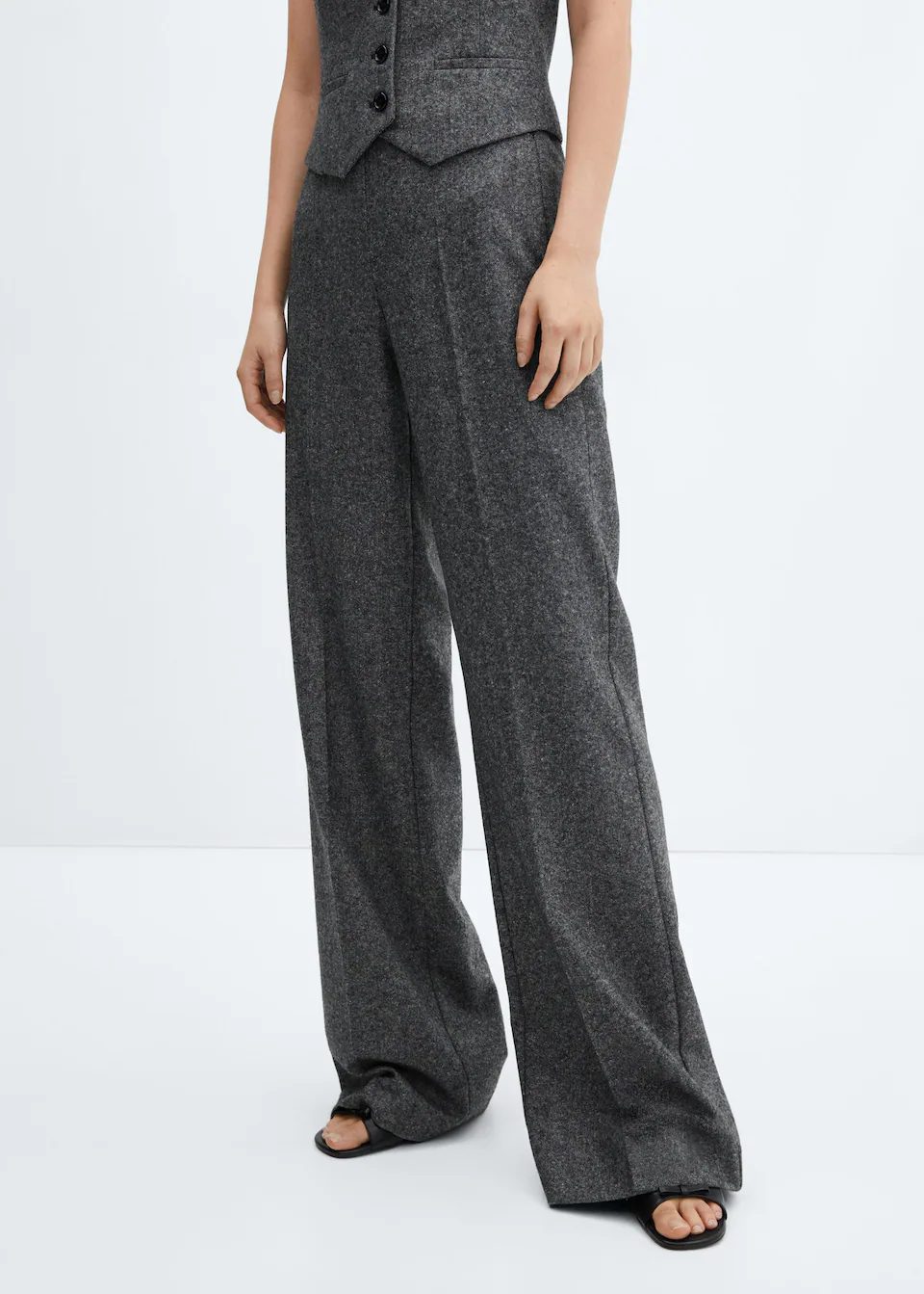 Mango apuesta por lo clásico: Estos son sus 10 pantalones más vendidos este otoño