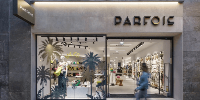 La nueva colección de Parfois trae vestidos y bolsos increíbles a un precio de rebajas