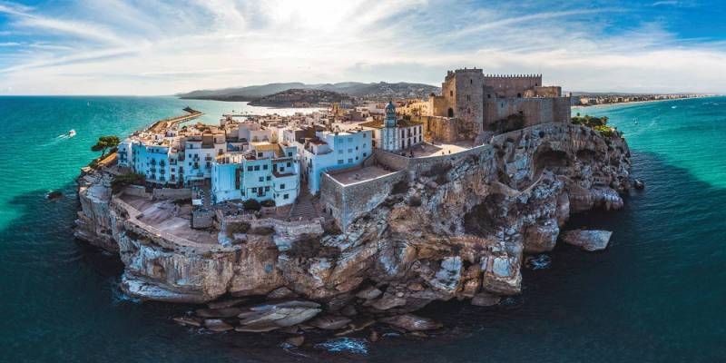Peñíscola, la joya en la costa valenciana con un castillo en el mar