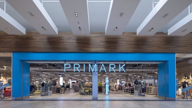 Primark vuelve al top tres de moda de otoño con estos vestidos de mujer: por menos de 30 euros