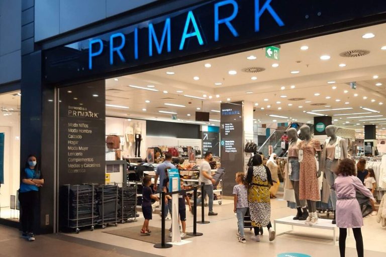 El vestido negro de Primark: Elegante, Midi y conquistando el mundo de la moda. ¡Conócelo!
