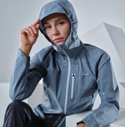 Decathlon lanza su mejor producto para combatir la lluvia: descubre este chubasquero y su innovadora técnica waterproo