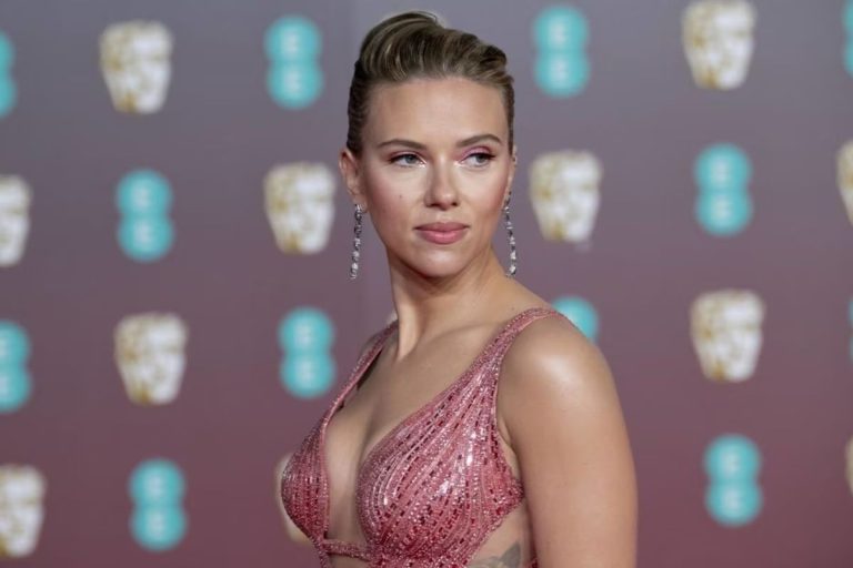 Colin Jost desvela la pronunciación correcta del apellido de Scarlett Johansson y Twitter estalla