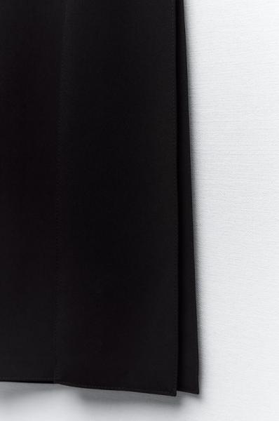 La falda de Zara es color negra