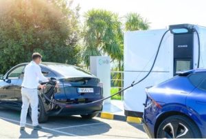 XCharge Group une fuerzas con EDP para desplegar una red de cargadores de vehículos eléctricos Net Zero Series por Europa