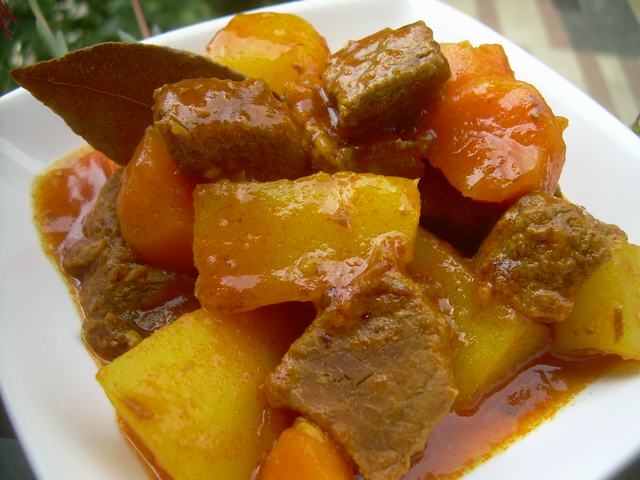 Así es como los grandes chefs preparan esta receta clásica: guiso de patatas con carne 1 aaaa 015