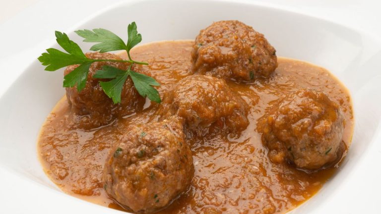 Disfruta en casa con las albóndigas en salsa de Karlos Arguiñano