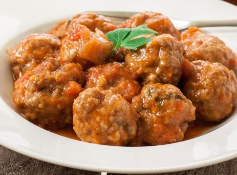 Albóndigas en salsa como las de antes: el ingrediente que debes añadir a la carne para que no queden secas