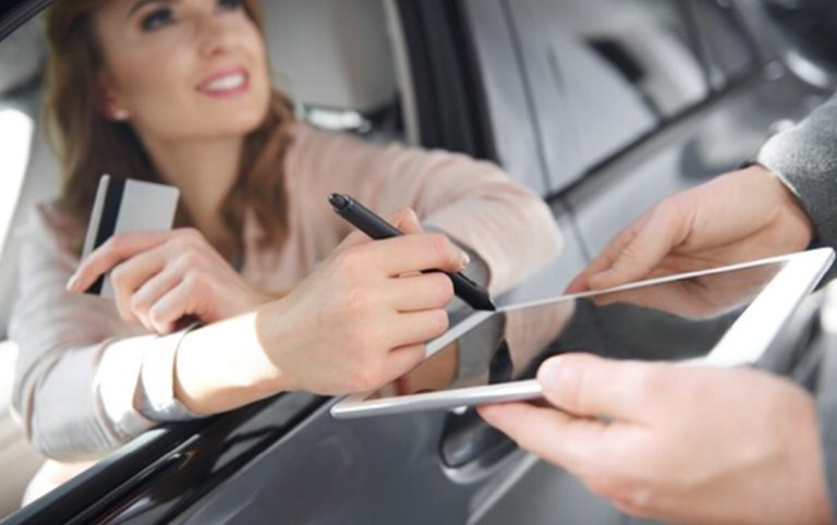 Descubrir el encanto navideño de Málaga viajando en coche es un gran plan familiar
