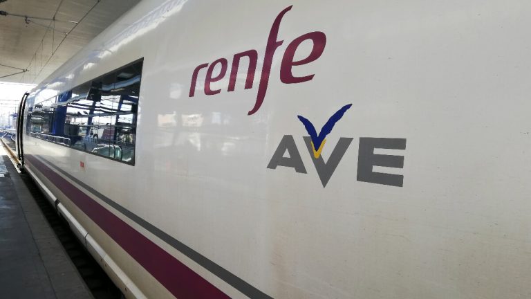 Viajar gratis en AVE ya es posible: la Renfe te pagará el viaje si cumples estos requisitos