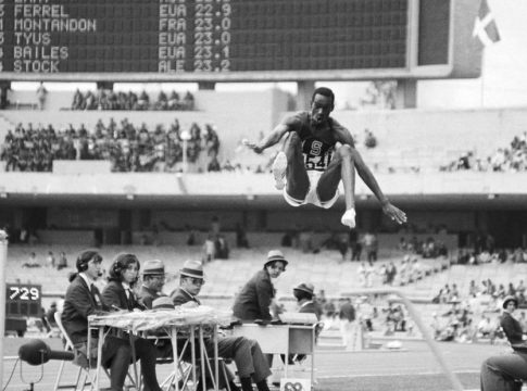 Momento del histórico salto de Bob Beamon en México 68