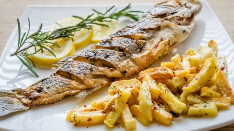 Lubina al horno: descubre la receta más famosa del chef Ángel León