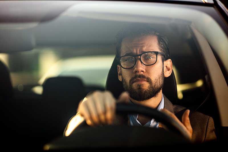 ¿Cómo la DGT verifica la necesidad de gafas o lentillas?