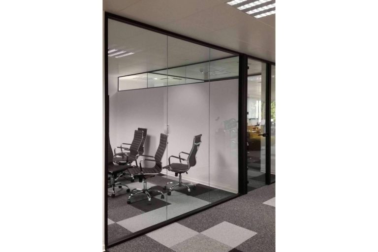 Servicios de instalación de mamparas de oficina con Protecnics Global