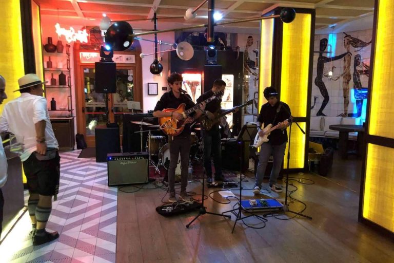 Contratar el servicio DJ, cantante y banda musical que ofrece Alquiler Sonido