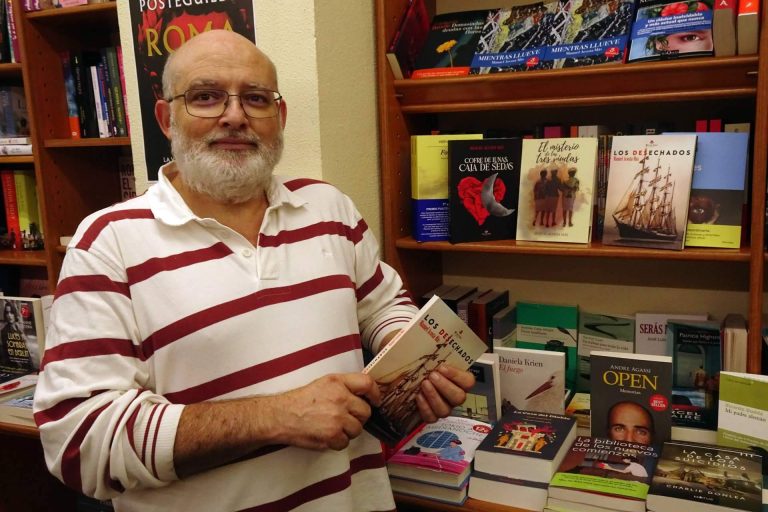 Manuel Acosta Más ha publicado 'Los desechados', una obra dedicada a 'todos los seres sensibles que piensan y a los que padecen y no encuentran consuelo'