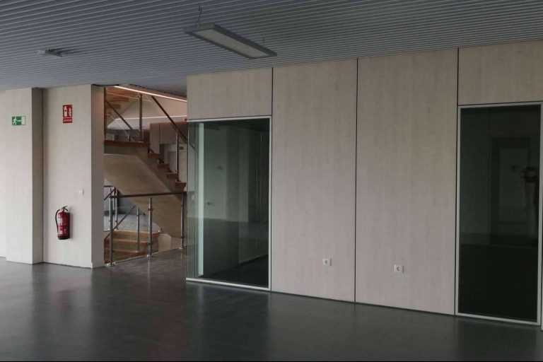 Protecnics Global dispone de mamparas divisorias para oficinas