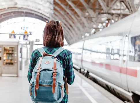 joven-estacion-tren-punto-viajar_98