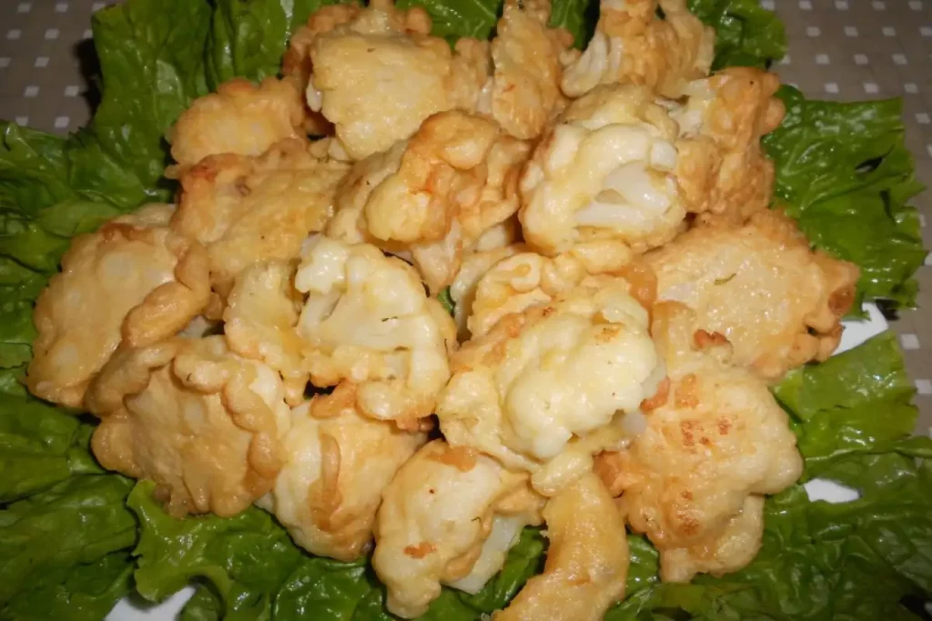 Una explosión de sabores: coliflor empanada con Setas salteadas y crema de pimientos del piquillo 1 Coliflor empanada