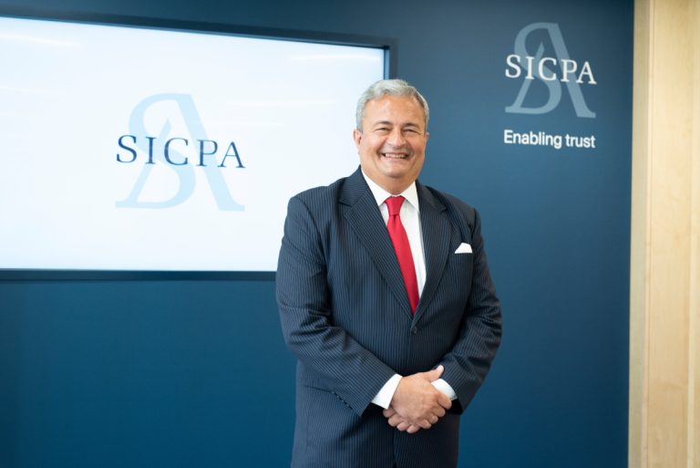 Fabián Torres, director de desarrollo de negocio en SICPA: «Hay que sellar el tapón de la botella de aceite de oliva»