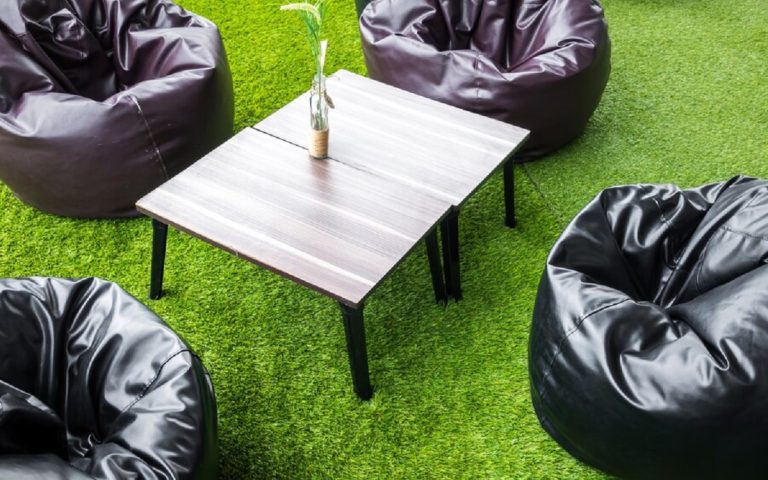 Transforma tu terraza en un rincón de ensueño con césped artificial