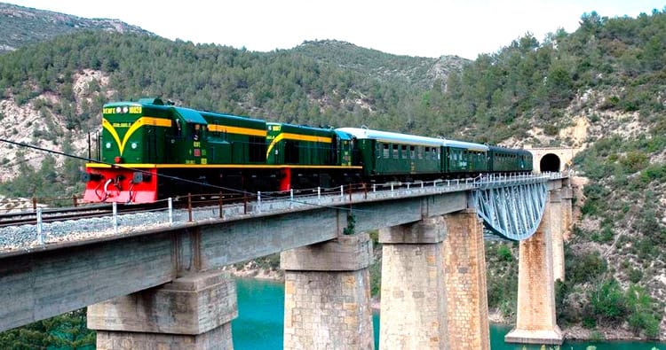 Los 10 mejores viajes en tren que puedes realizar por España 5 un viatge amb el tren dels llacs