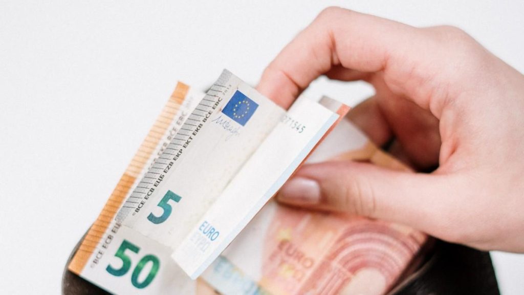 Muchos bancos optan por adelantar la paga extra como gesto con sus clientes pensionistas