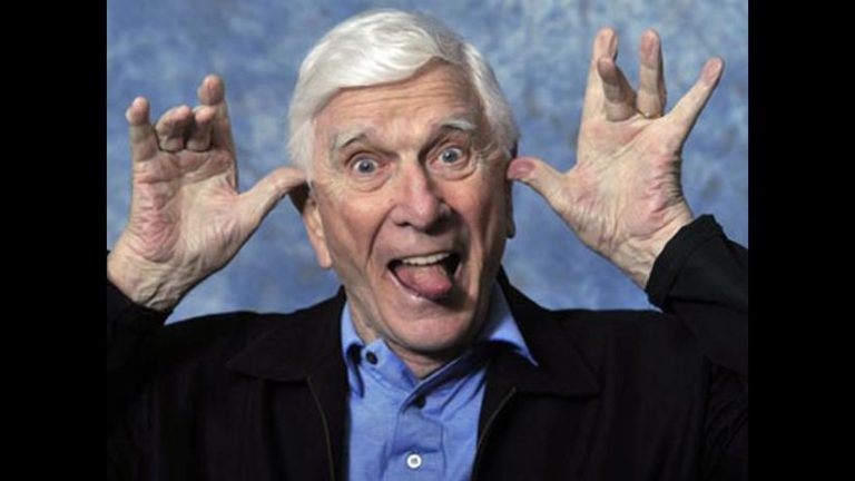 13 años sin el gran Leslie Nielsen, recordamos sus momentos más divertidos
